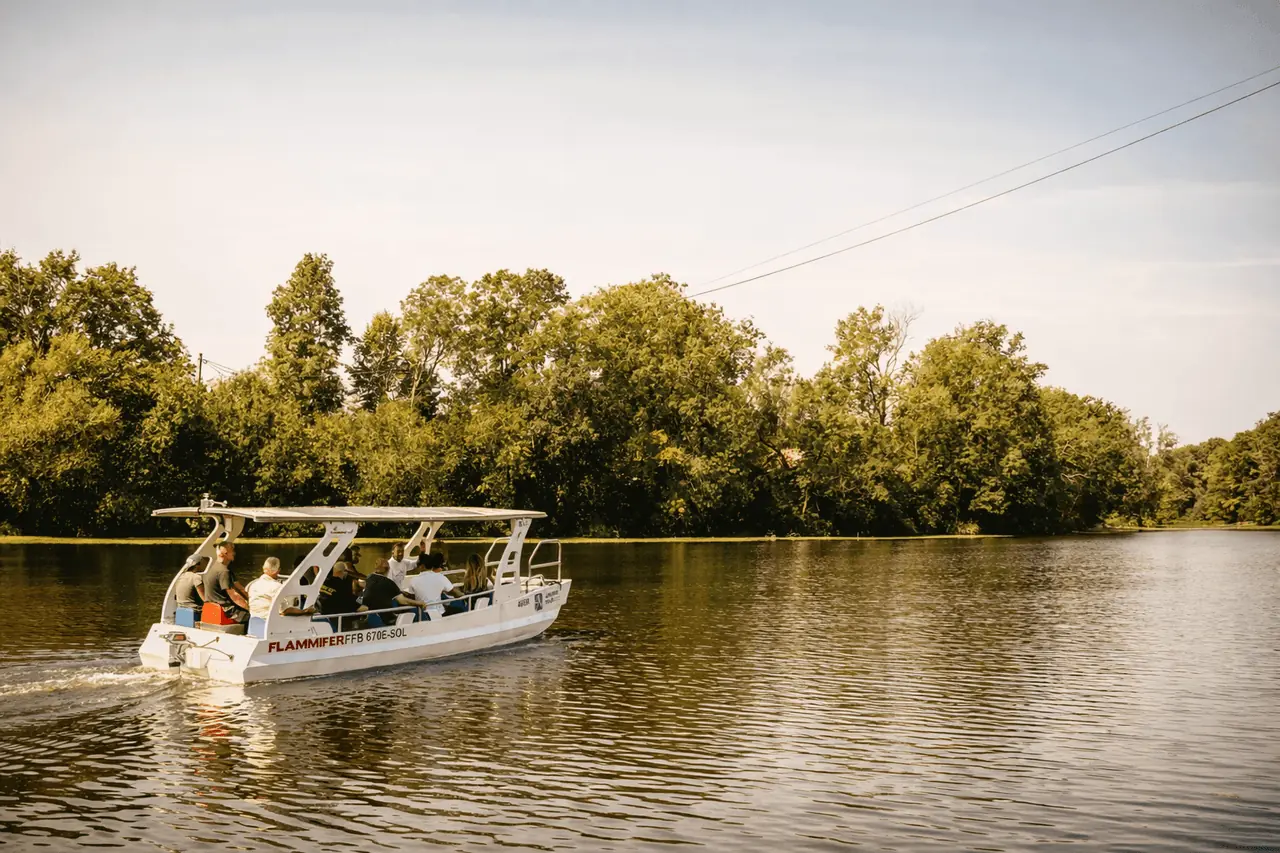 Solarni čamac na rječici Strug u Parku prirode Lonjsko Polje