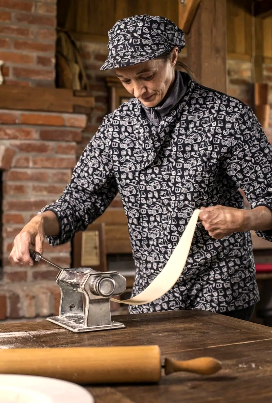 Priprema domaće tjestenine u kuhinji krčme