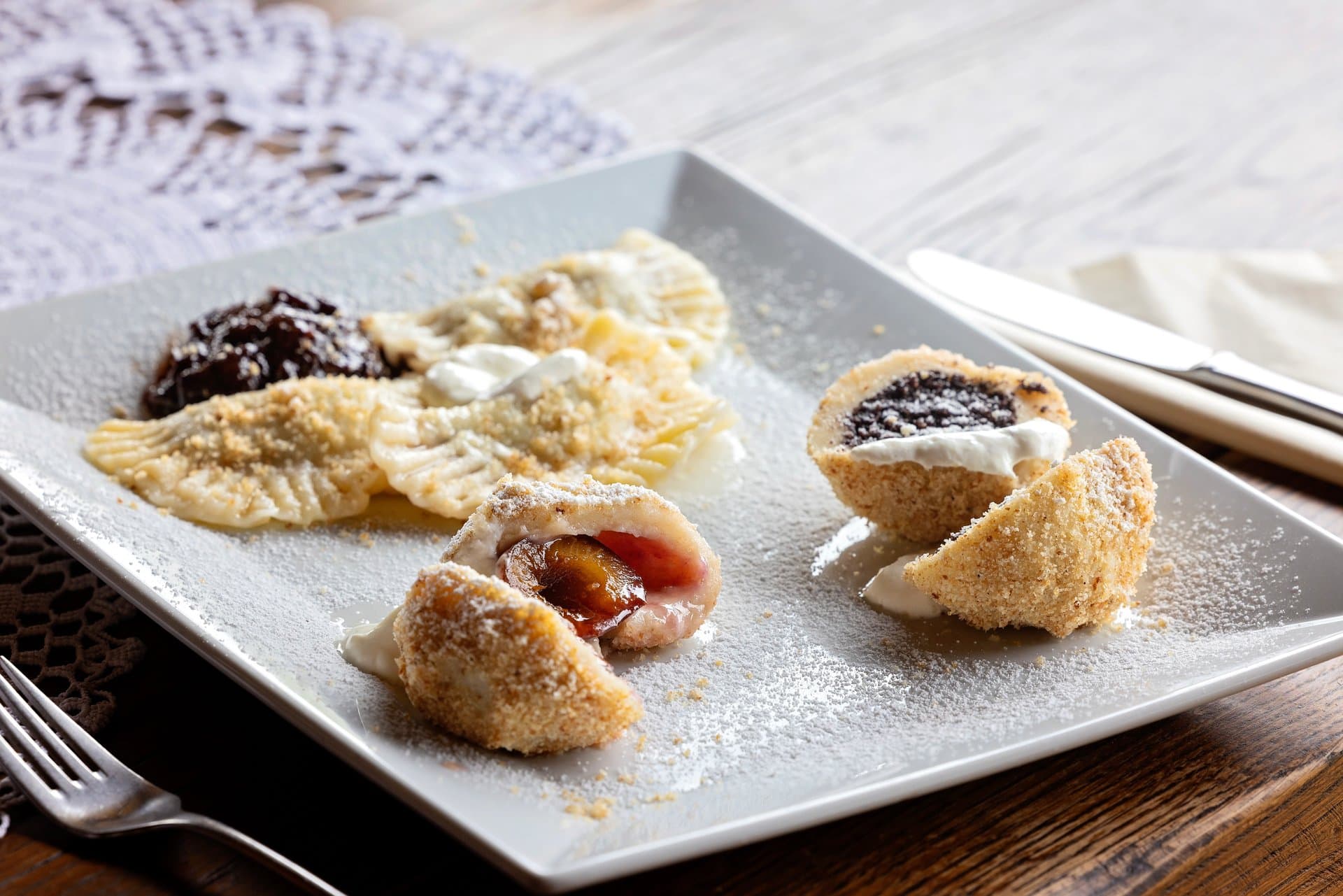 Tradicionalni slatki specijaliteti — tačkrle i knedle s voćem i makom, kiselo vrhnje i šljive